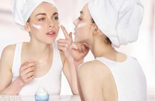 护肤品过敏怎么办？敏感肌选择护肤品指南