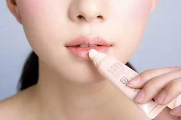 涂口红前要涂润唇膏吗 涂口红前要涂润唇膏吗