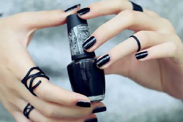 指甲油用酒精能擦掉吗