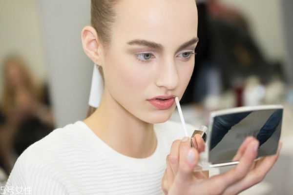 涂粉底之前需要涂什么?涂粉底液的正确手法 涂粉底之前需要涂什么?涂粉底液的正确手法