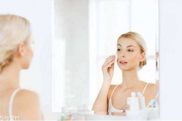 化妆水晚上睡觉能用吗 化妆水晚上睡觉能用吗