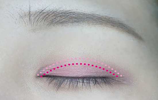 粉棕色眼妆怎么画 粉棕色眼妆画法教程图解