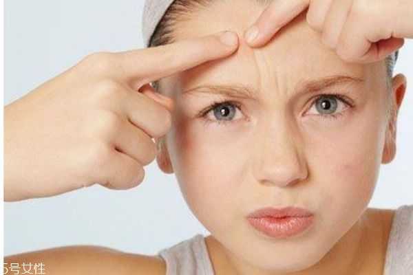 为什么脸上会长硬的包呢