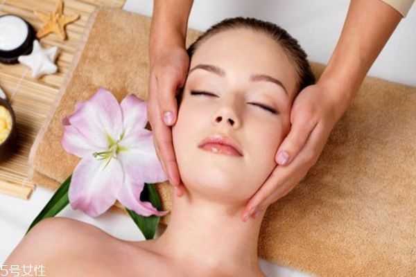 脸上擦护肤品刺痛 不仅仅是因为缺水