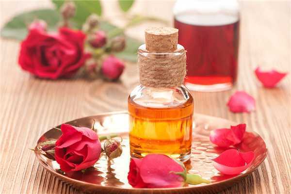 玫瑰精油可以直接滴在肚脐眼里吗