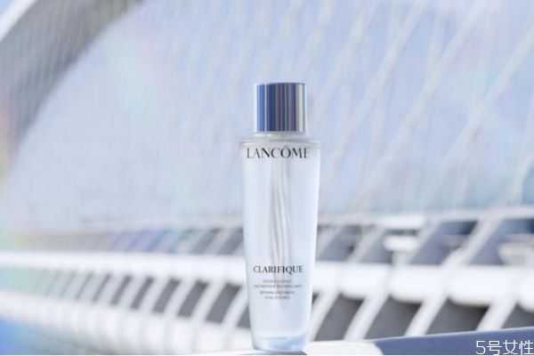 化妆水能柔嫩肌肤吗？化妆水辣眼睛是为什么