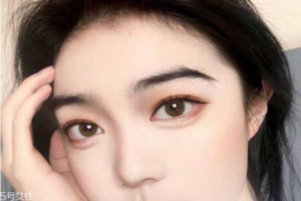 自己如何画眼线好看？画眼线的技巧有哪些