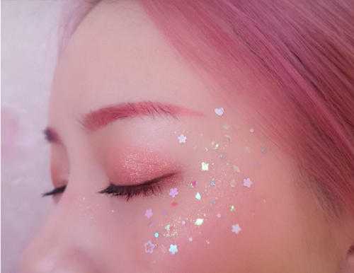 肿泡眼适合亮片妆吗?肿泡眼贴亮片用什么贴好 肿泡眼适合亮片妆吗?肿泡眼贴亮片用什么贴好