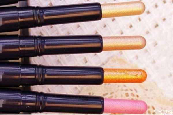 珠光眼影笔有什么用?珠光眼影可以直接用吗 珠光眼影笔有什么用?珠光眼影可以直接用吗