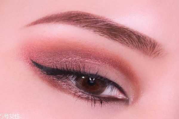 先画眼影还是先贴双眼皮贴?双眼皮贴怎么涂眼影 先画眼影还是先贴双眼皮贴?双眼皮贴怎么涂眼影