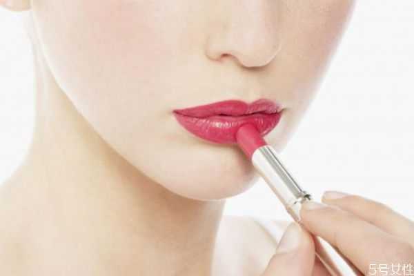 如何画出嘟嘟唇 怎么画出漂亮的嘴唇 如何画出嘟嘟唇 怎么画出漂亮的嘴唇