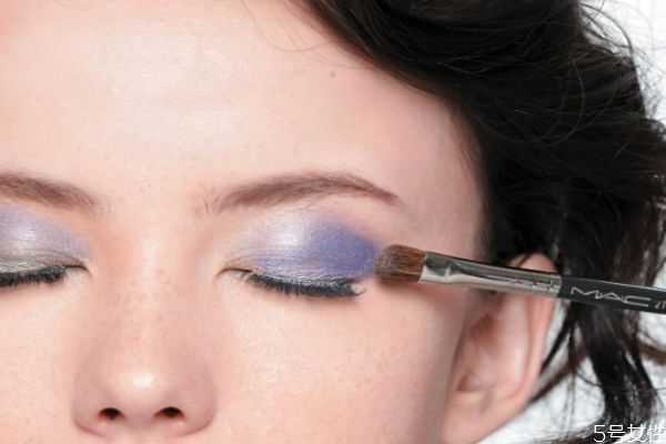 眼影亮粉怎么涂抹自然?眼影亮粉怎么用 眼影亮粉怎么涂抹自然?眼影亮粉怎么用