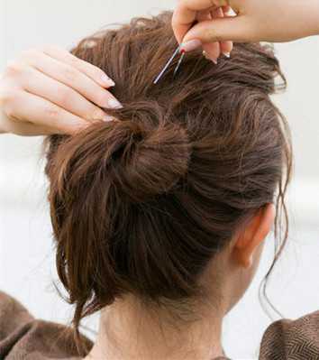 冬天系围巾怎么扎头发 戴围巾怎么扎头发好看图解