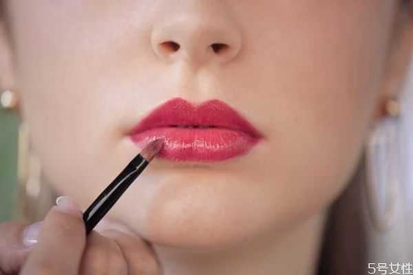 脸偏红用什么颜色口红