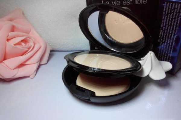 mistine羽翼粉饼干湿两用的方法