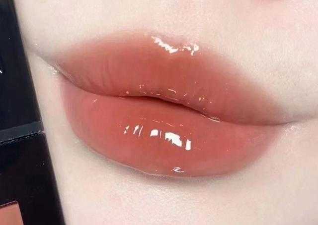 2024年新款口红热门色号推荐，让你的肤色更显白皙气质出众