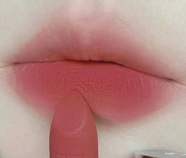 2024年新款口红热门色号推荐，让你的肤色更显白皙气质出众