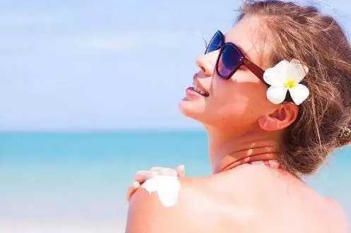 擦了防晒霜只用洗面奶洗可以吗 擦了防晒霜只用洗面奶洗可以吗