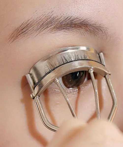 睫毛夹是在涂睫毛膏前用还是涂后用 睫毛夹是在涂睫毛膏前用还是涂后用