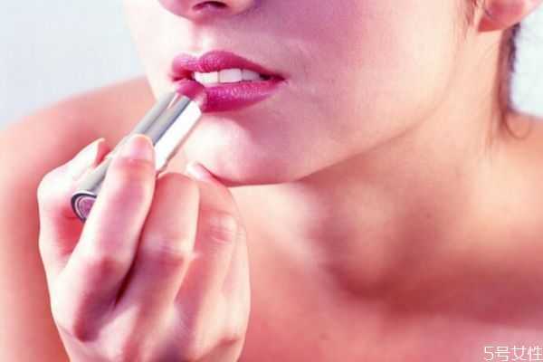 为什么一涂口红就起皮?擦口红不起皮小妙招 为什么一涂口红就起皮?擦口红不起皮小妙招