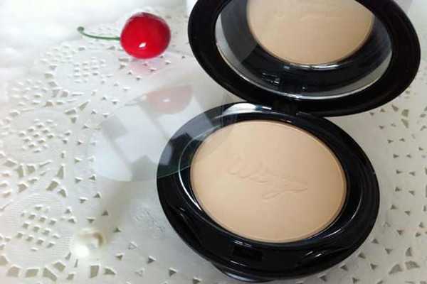 mistine羽翼粉饼干湿两用的方法