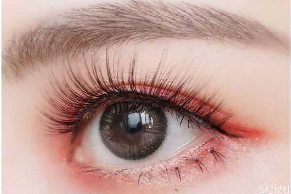 假睫毛贴在什么位置？初学者贴假睫毛的技巧