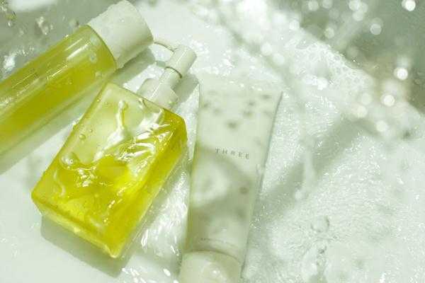 卸妆油是卸妆水吗?卸妆油为什么要干手干脸