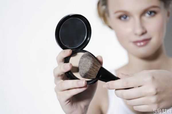 粉饼可以用化妆刷上吗？粉饼用刷子上妆步骤