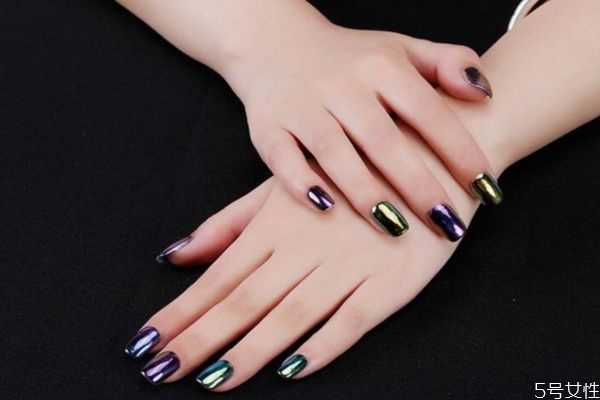 极光粉美甲的步骤 极光粉美甲怎么做 极光粉美甲的步骤 极光粉美甲怎么做