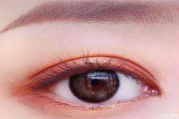 假睫毛贴在什么位置？初学者贴假睫毛的技巧