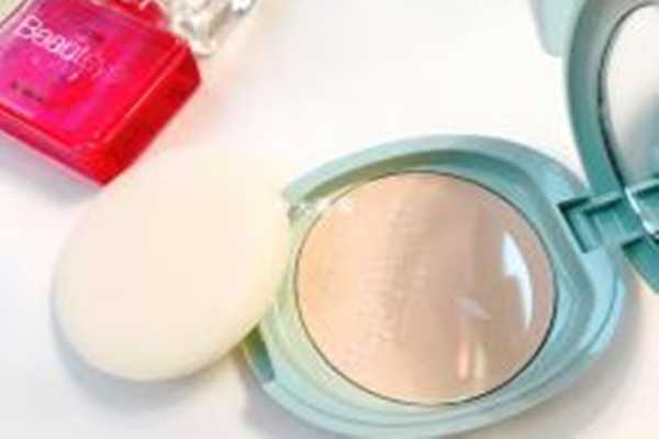 资生堂neuve惹我控油粉饼适合什么肤质？资生堂控油粉饼好用吗