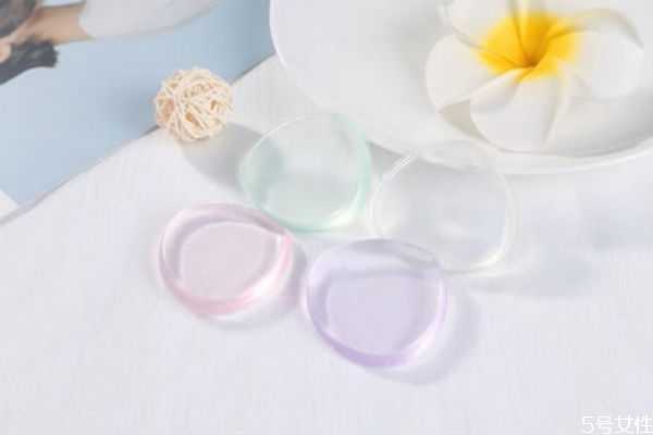 硅胶粉扑发黄还能不能用?用干粉可不可以用硅胶粉扑 硅胶粉扑发黄还能不能用?用干粉可不可以用硅胶粉扑