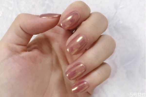 极光粉美甲的步骤 极光粉美甲怎么做 极光粉美甲的步骤 极光粉美甲怎么做
