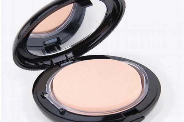 粉饼在化妆哪一步骤用?用了粉饼还要用散粉吗 粉饼在化妆哪一步骤用?用了粉饼还要用散粉吗