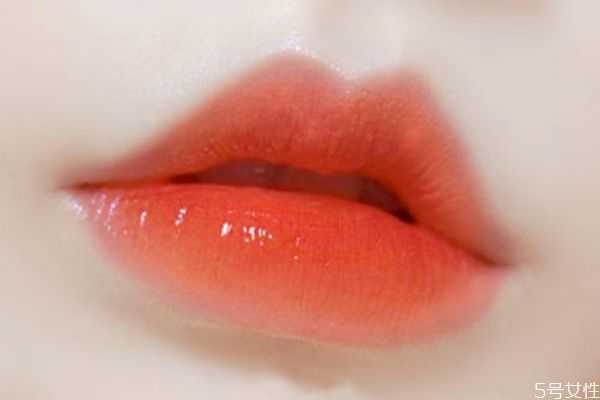 为什么一涂口红就起皮?擦口红不起皮小妙招 为什么一涂口红就起皮?擦口红不起皮小妙招