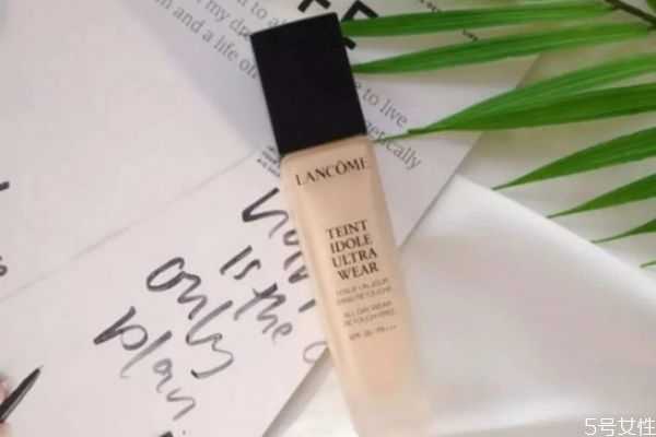 粉底液什么时候用合适?使用粉底液需注意 粉底液什么时候用合适?使用粉底液需注意