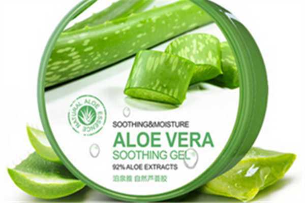 芦荟胶涂脸上有点刺疼是为什么?芦荟胶涂脸上要洗吗 芦荟胶涂脸上有点刺疼是为什么?芦荟胶涂脸上要洗吗