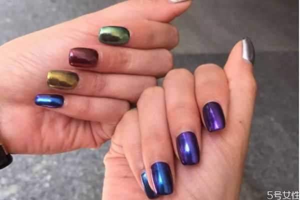 极光粉美甲的步骤 极光粉美甲怎么做 极光粉美甲的步骤 极光粉美甲怎么做