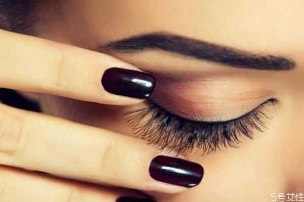 假睫毛贴在什么位置？初学者贴假睫毛的技巧