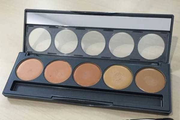 cinema secrets遮瑕粉底盘怎么样？cinema secrets遮瑕粉底盘滋润吗