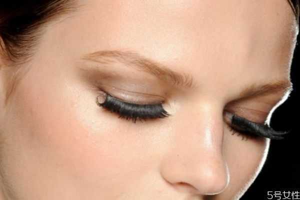 假睫毛是什么？带假睫毛的注意事项