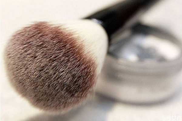 散粉除了用散粉刷还可以用什么?散粉刷用了要经常洗吗 散粉除了用散粉刷还可以用什么?散粉刷用了要经常洗吗