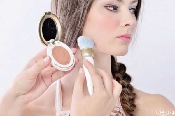 粉饼可以用化妆刷上吗？粉饼用刷子上妆步骤