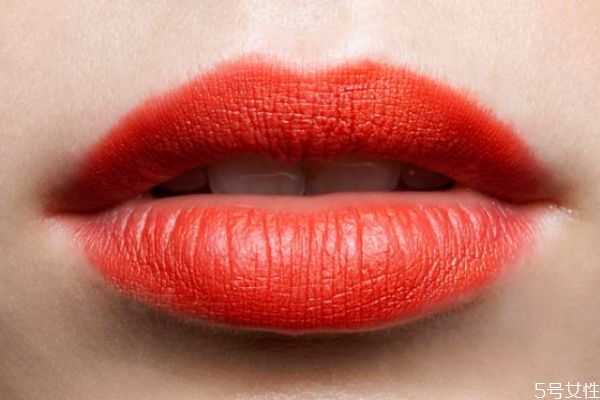 脸偏红用什么颜色口红