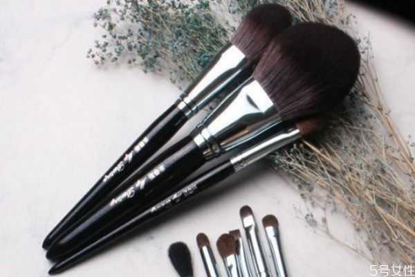 怎么看化妆刷的好坏？新买的化妆刷需要清洗吗