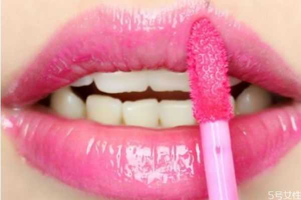 唇釉分层了还可不可以用?唇釉结块是什么原因造成的 唇釉分层了还可不可以用?唇釉结块是什么原因造成的