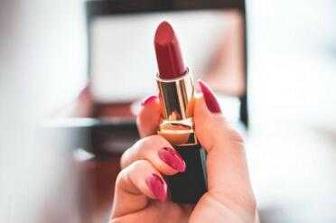 口红打开有两年了还能用吗 口红打开有两年了还能用吗