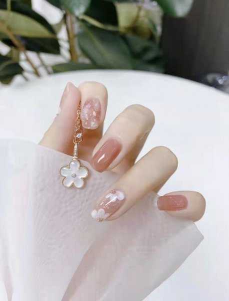 2022年流行的美甲图片