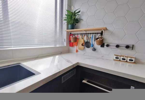 岩板和石英石做台面哪个好