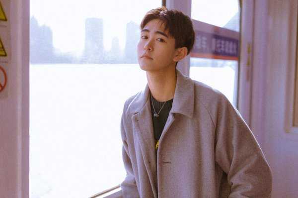 男生拍照姿势怎么摆